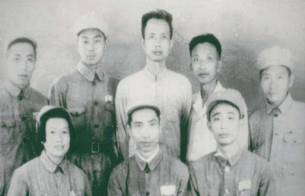 1949 年 9 月2 日賈成去西南時(shí)攝于常州。 前排左起：祝自瑩、祝自榮、賈成，后排左起： 朱光 、 賈其銳 、 賈發(fā)