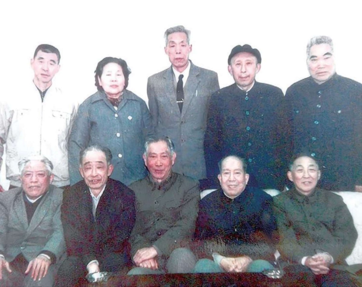1986 年 ，部分老戰(zhàn)友編寫《靖江獨(dú)立團(tuán)  解放戰(zhàn)爭(zhēng)史》。前排右起 ：孫濱 、汪青辰 、祝  自榮 、 賈成 、 周開