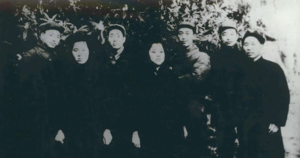 1948 年 12 月，靖泰縣太和區(qū)委于水三圩歡送區(qū)長(zhǎng)居靖參軍。左起：居靖、葉宇勤、 裴封五、王素芬、吳進(jìn)先、賈成、馬道