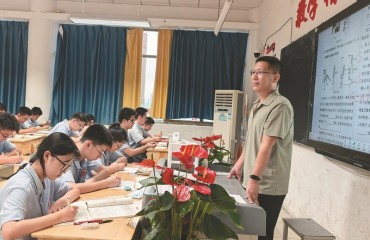 以心為燭，照亮港城萬(wàn)千學(xué)子路