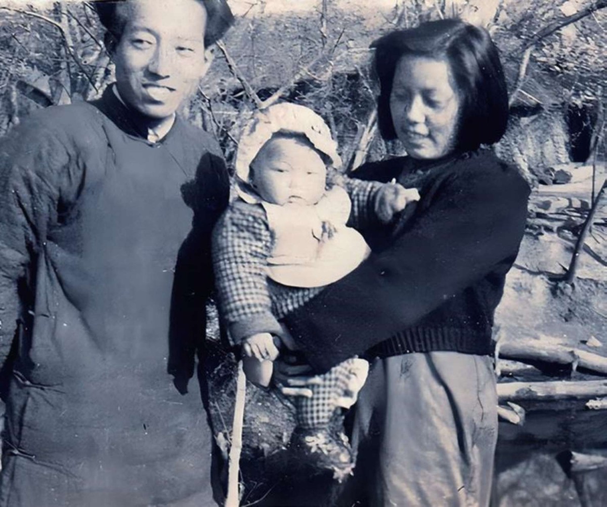 1946 年春， 汪青辰 、 蔡一新夫婦和 初生的女兒汪聶在靖江合影。（蔡一新于 1947 年“北撤”時犧牲。汪聶被送回