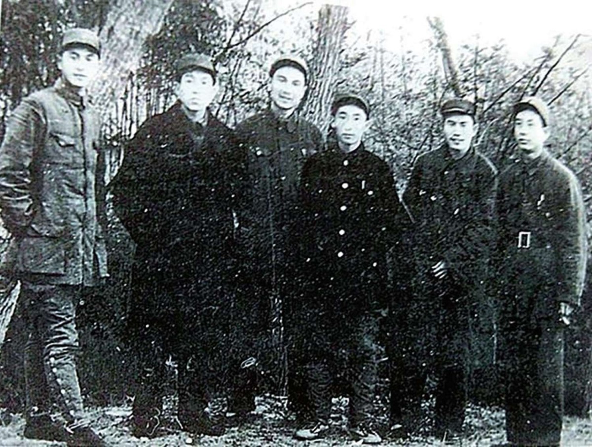 1948 年春， 汪青辰和他的戰(zhàn)友們在戰(zhàn)斗間隙中。左起： 賈劍平 、 汪青辰、 張建平 、孫濱 、 薛先洛 、徐前.jp