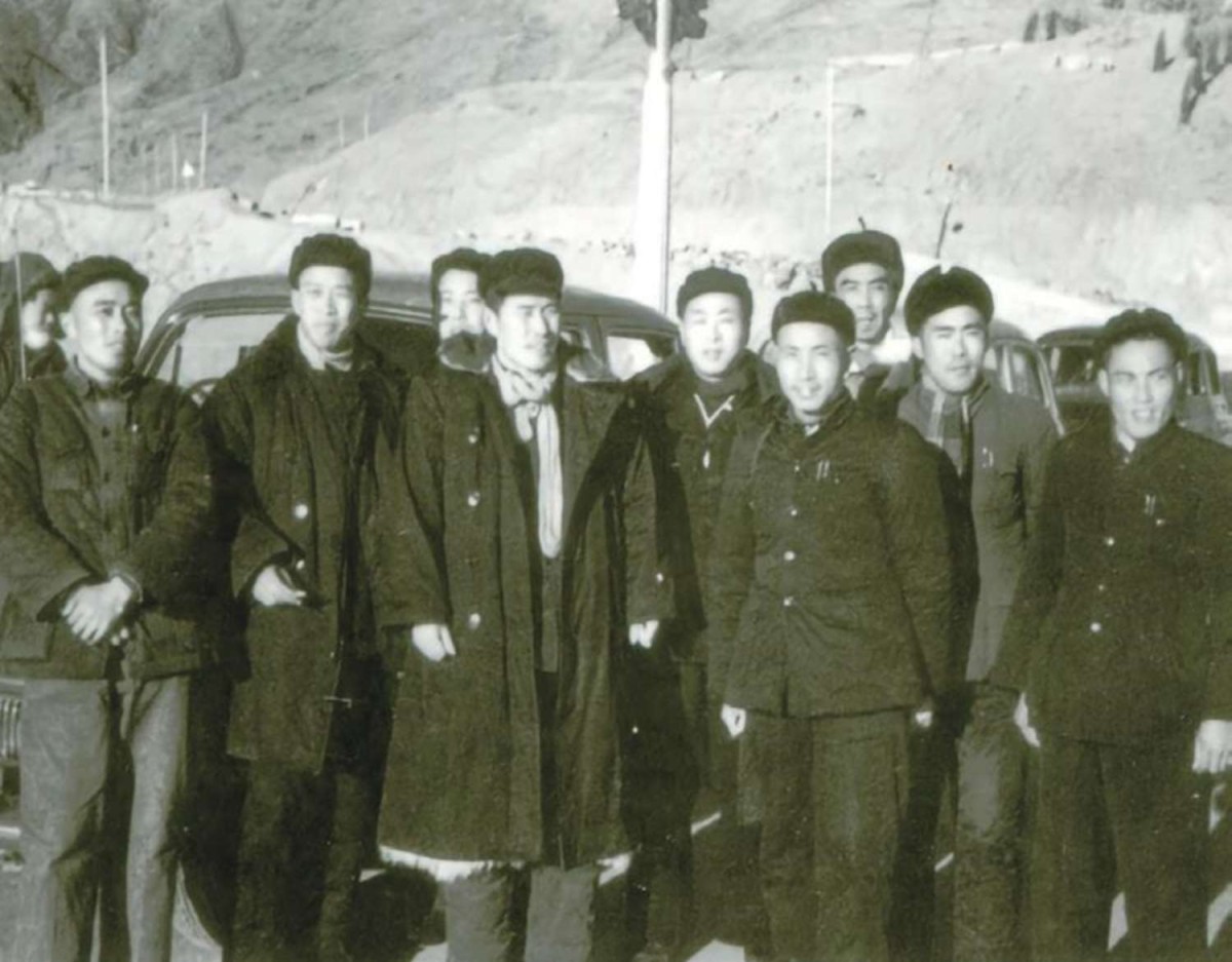 1958 年出席全國先進生產(chǎn)單位會議， 揚州地區(qū)代表團成員合影 。 薛先洛為揚州  地區(qū)代表團團長（前排左三）.jpg