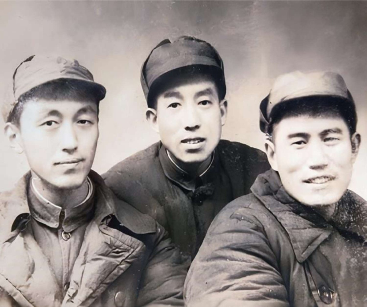 1949 年底 ，老戰(zhàn)友合影留念 。左起： 吳進先 、汪青辰 、 薛先洛.jpg