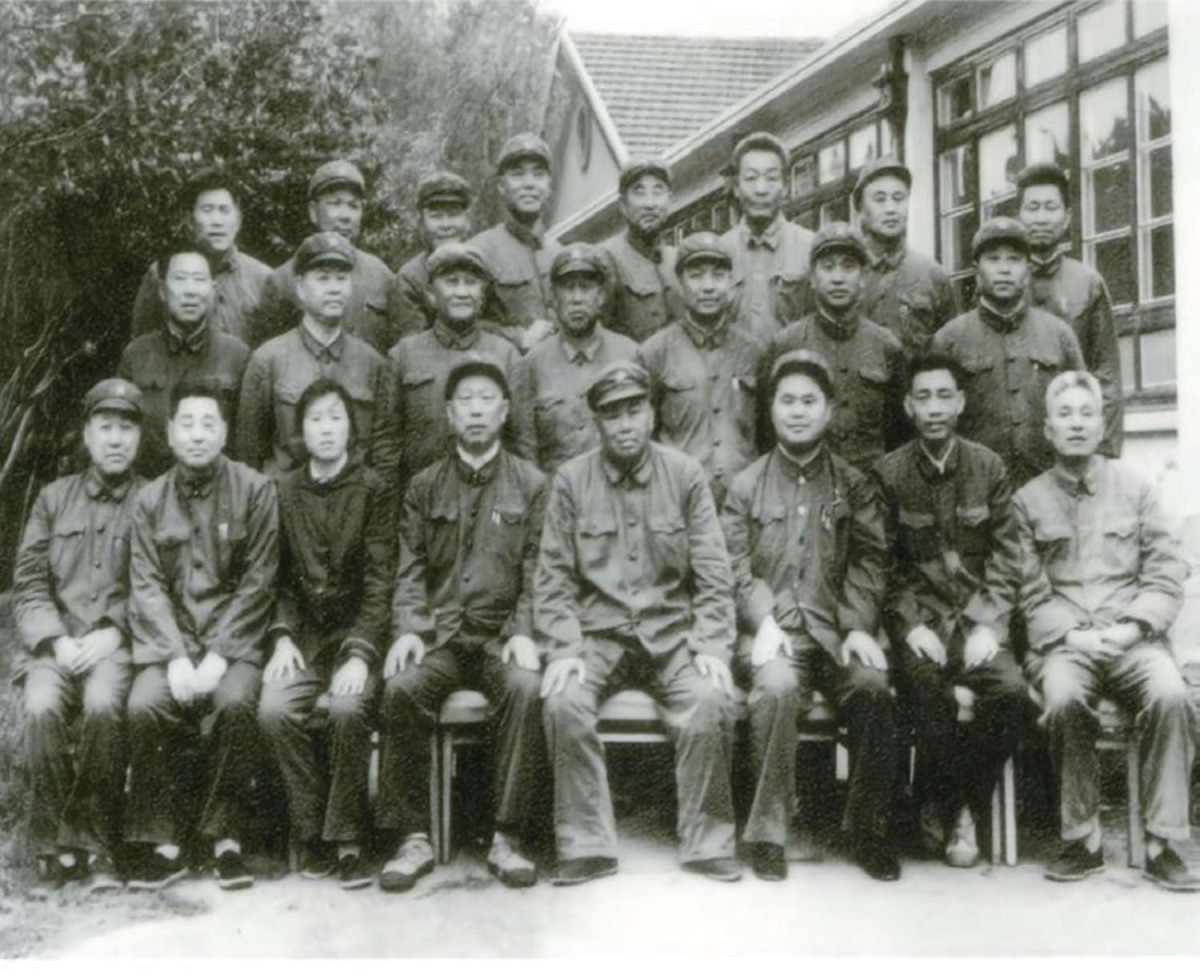 文革 ”期間， 南京軍區(qū)司令員許世友 與揚州地委 、行署一批領(lǐng)導(dǎo)同志合影 。前 排左五為許世友 ，左四為陳敬毅 ，右一為