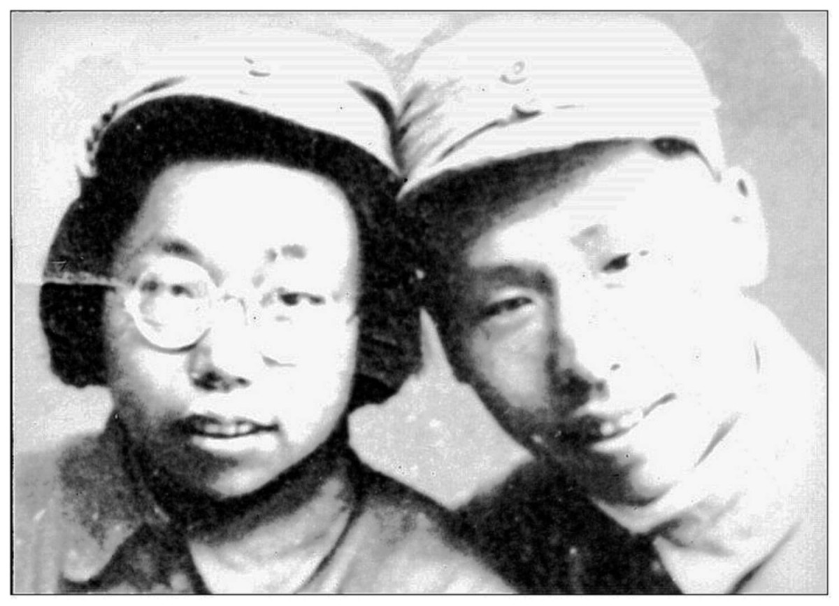1946年，陸政（右）與夫人何林?jǐn)z于東臺蘇中軍區(qū)政治部。.jpg