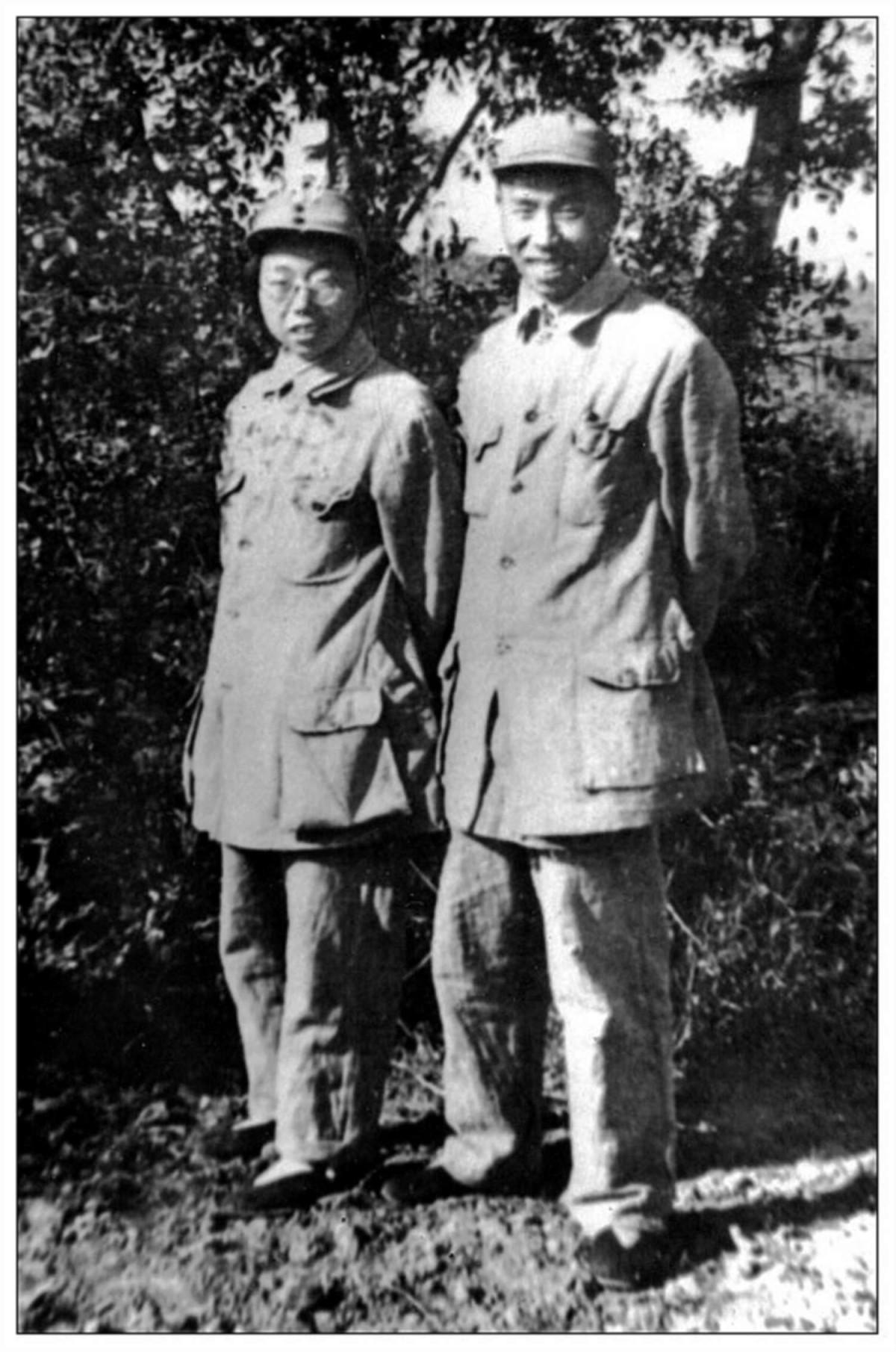 1946年，陸政（右）與夫人何林合影。攝于東臺蘇中軍區(qū)政治部。.jpg