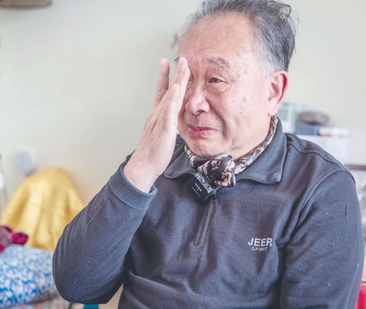 講到動情處， 陸建新不禁淚流滿面.jpg