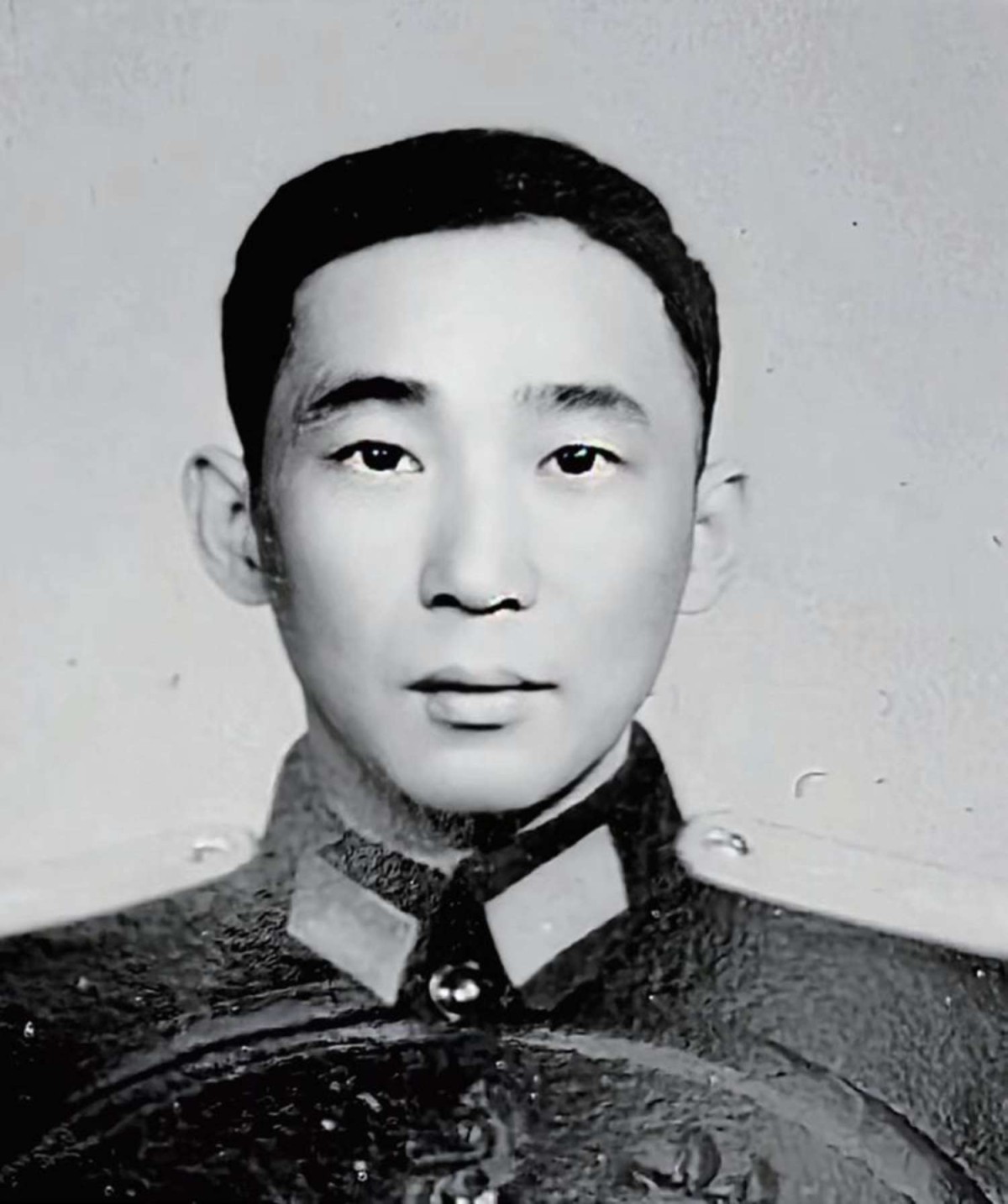 1955 年授勛期間， 孫濱因住院治療取 戰(zhàn)爭時期留在體內(nèi)的彈片，錯失穿著將校服 拍照的機(jī)會 。特以此留念.jpg