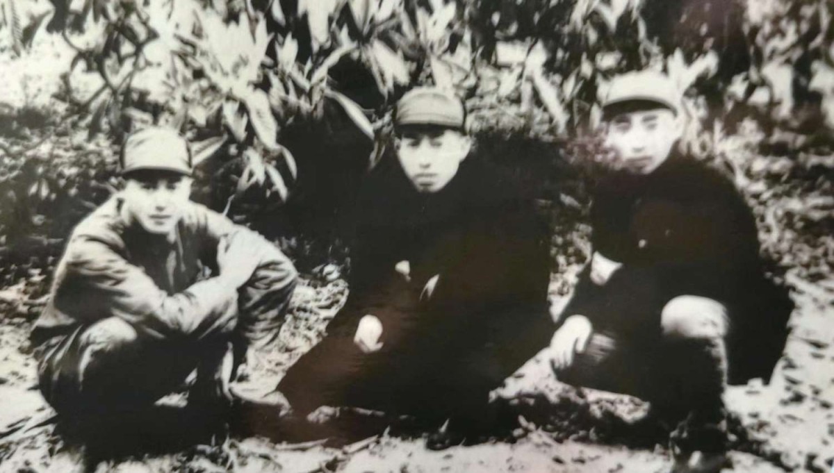 1948 年 ，靖江獨(dú)立團(tuán)（從左至右）參謀長賈劍平 、政委汪青辰 、副團(tuán)長孫濱在靖江.jpg
