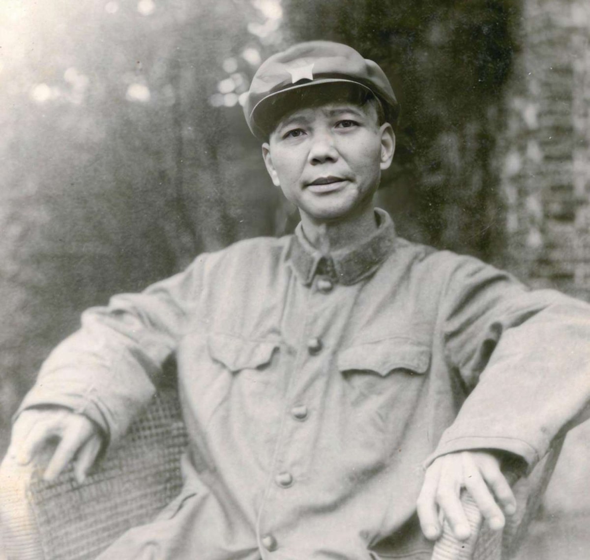 20 世紀(jì) 70 年代 ，吳立批在蘇中干休一所前留影.jpg