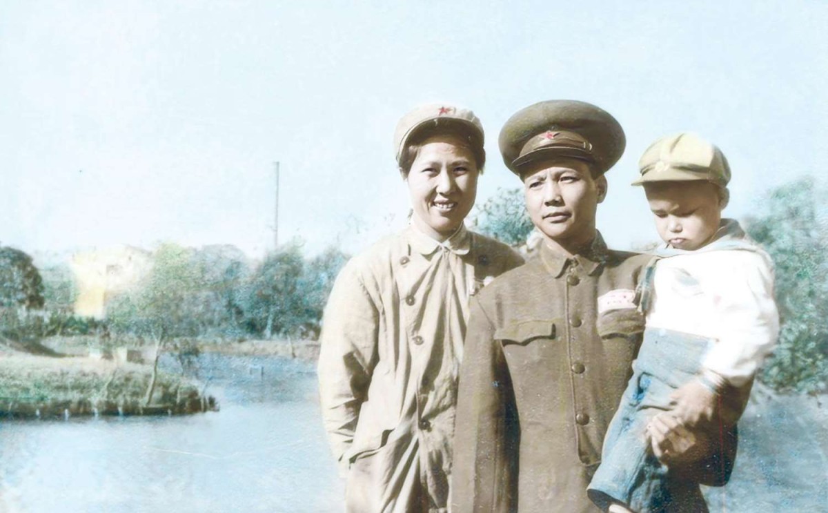 20 世紀(jì) 50 年代吳立批 、王政夫婦留影 。 小孩是 3 歲的吳子明.jpg