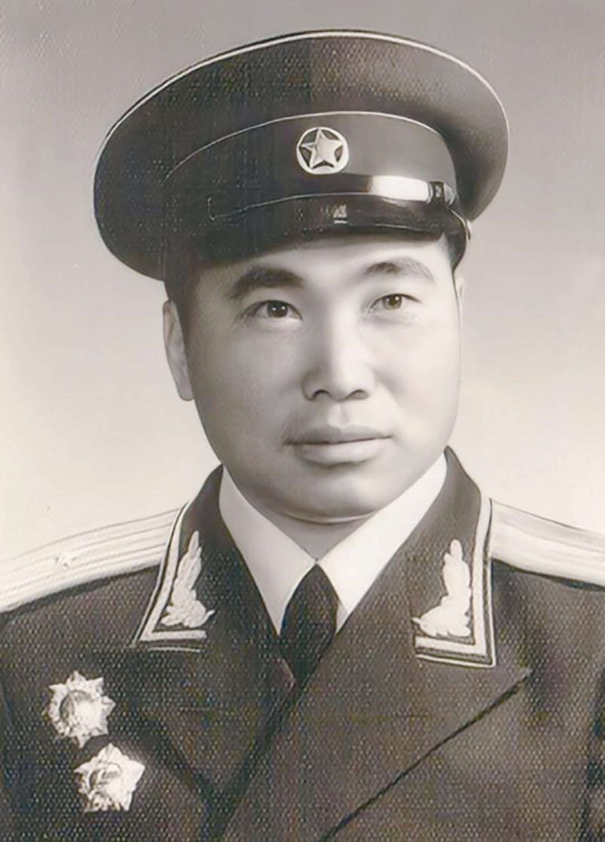 1955 年第一次授軍銜，展逸泉身著禮服留影.jpg