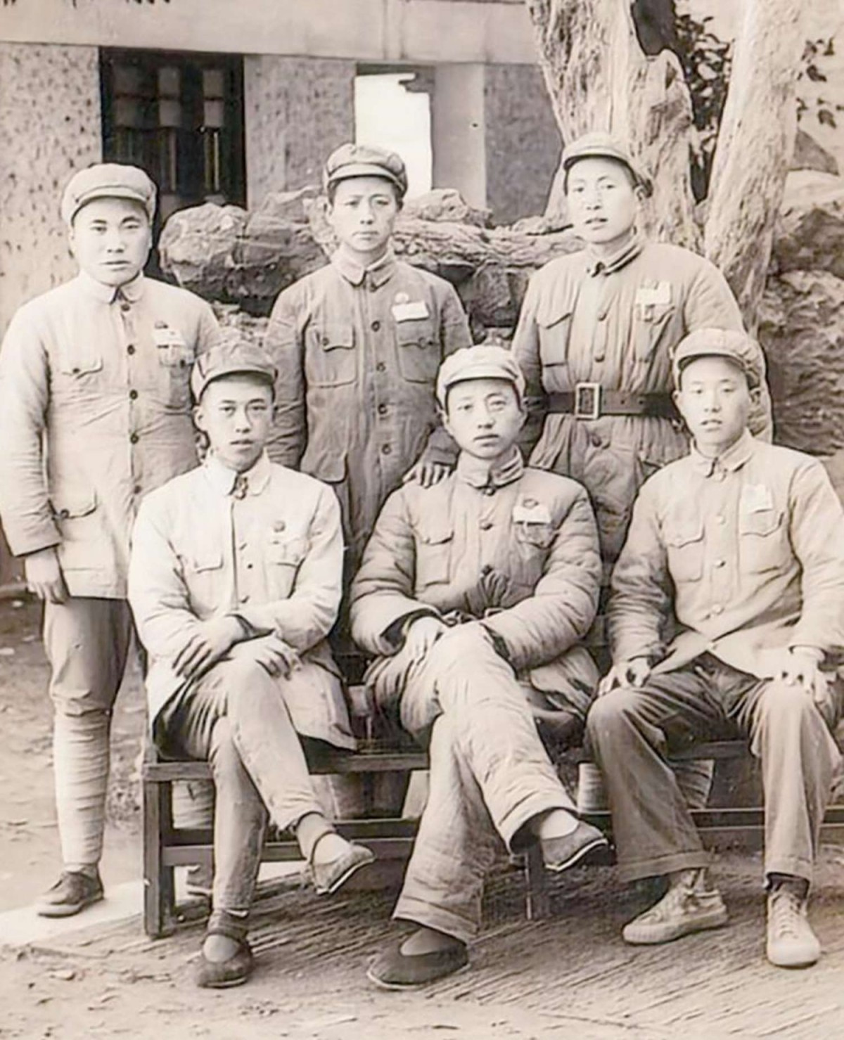 1950 年春 ，渡江戰(zhàn)役后已上升為主力的 靖江獨(dú)立團(tuán)一營主要領(lǐng)導(dǎo)在宜興合影。前排 左起： 營長張信 、連長劉炳林 、龐