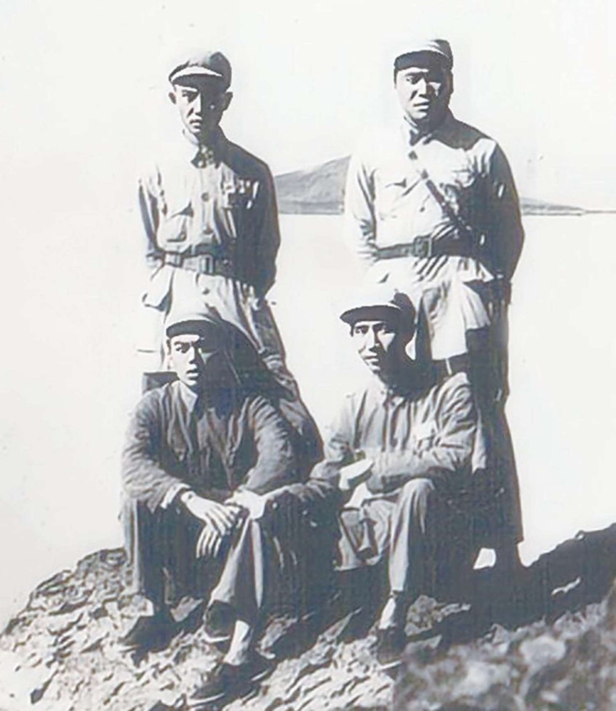 1949 年 9 月拍攝于無錫太湖黿頭渚 。前 排左起：祝自榮 、 曹宗漢，后排左起 ：蔣九 容 、展逸泉.jpg