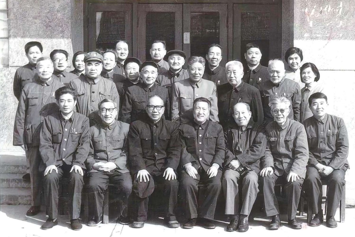 20 世紀(jì) 80 年代在靖江編纂黨史時(shí)合影 。第二排左二為展逸泉.jpg