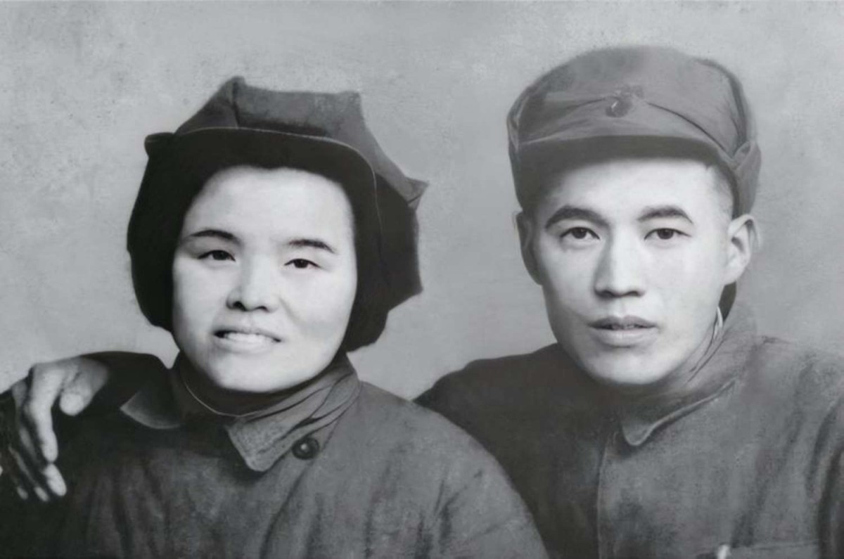 1948 年， 陈锡周 、周爱芳夫妇在山东临沂.jpg