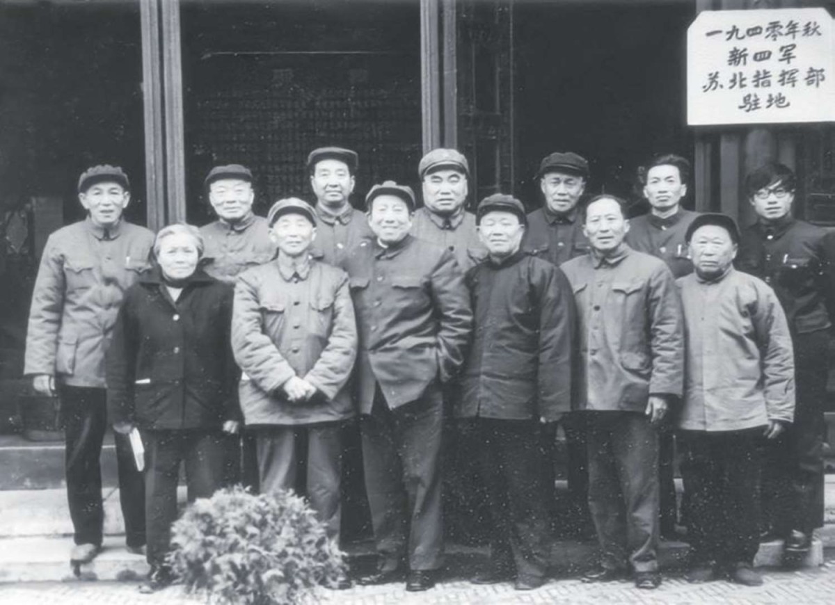 上世纪 80 年代 ，靖江老同志参观新四 军苏北指挥部，后排右三为陈锡周 ，前排左 一为周爱芳.jpg