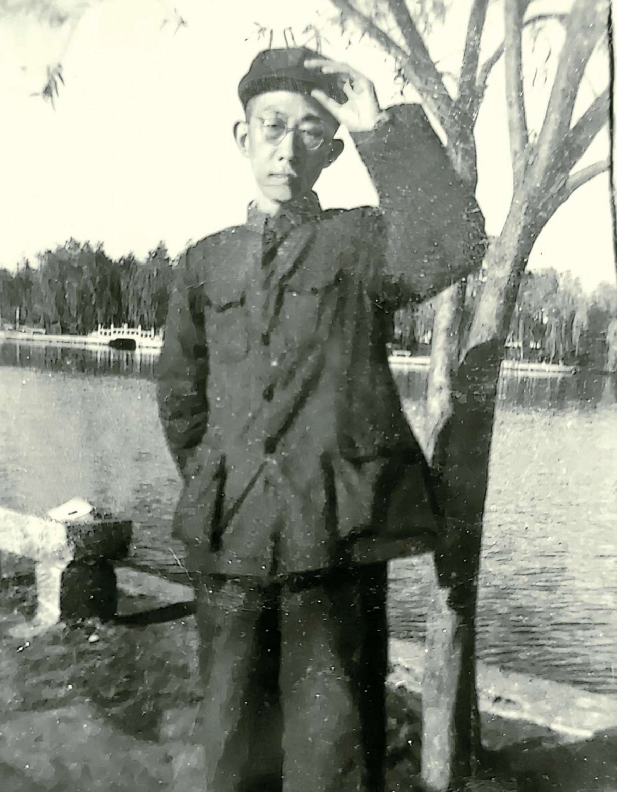 1953 年 ，时任合肥市副市长的顾浩在合肥市逍遥津公园.jpg