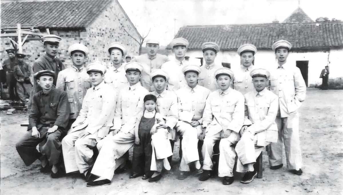 1950 年 ，皖北行署公安局中层干部合影 。后排左三为顾浩.jpg