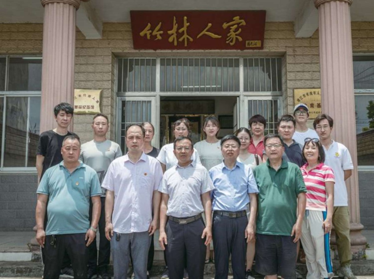 2022 年 6 月 23 日， 苏跃清（前排右 三）与采集团队、法喜村村委在卑高圩 “竹林人家”纪念馆合影.jpg