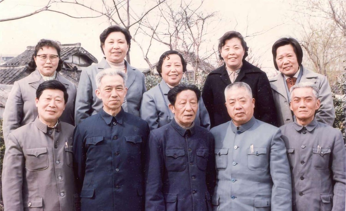 20 世纪 80 年代， 高满洲（前排左三）、 刘素珍（后排左三）夫妇与 靖江老同志合影.jpg