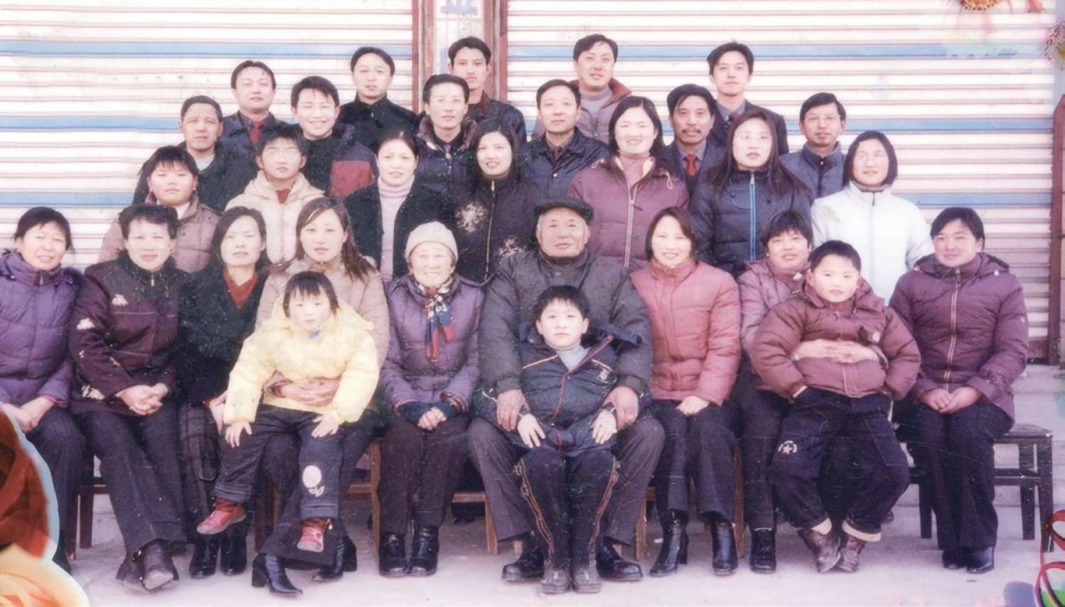 2010 年毛成去世 。这之前 ，每逢春节 ，全家都要拍一张合影 。前排右四为毛 成 ，右五为刘惠珍 。第三排左一为毛建