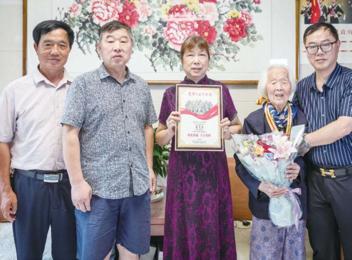 2022 年 6 月 ，袁秀英和家人在一起.jpg