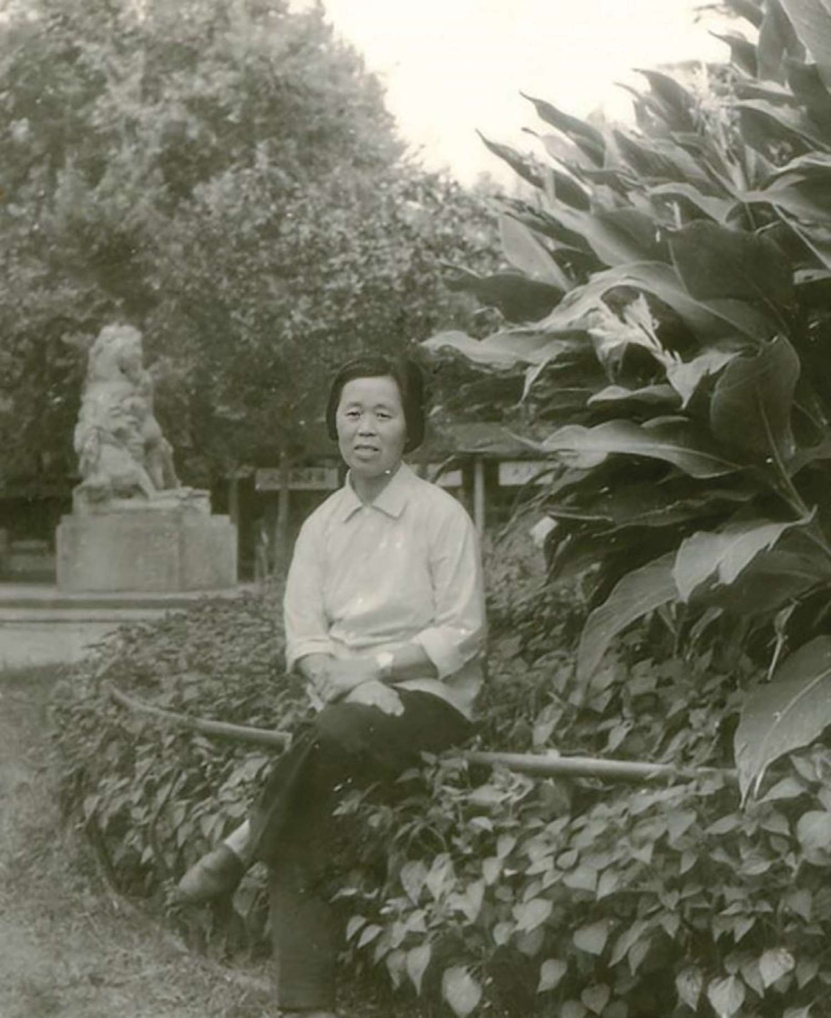 20 世纪 70 年代 ，袁秀英在无锡鼋头渚.jpg