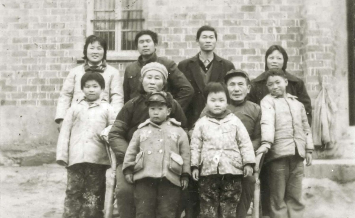 20 世纪 80 年代，陶玉堂、包秀宝夫妇（前排坐者）在靖江市斜桥镇六一村老宅前 与家人合影.jpg