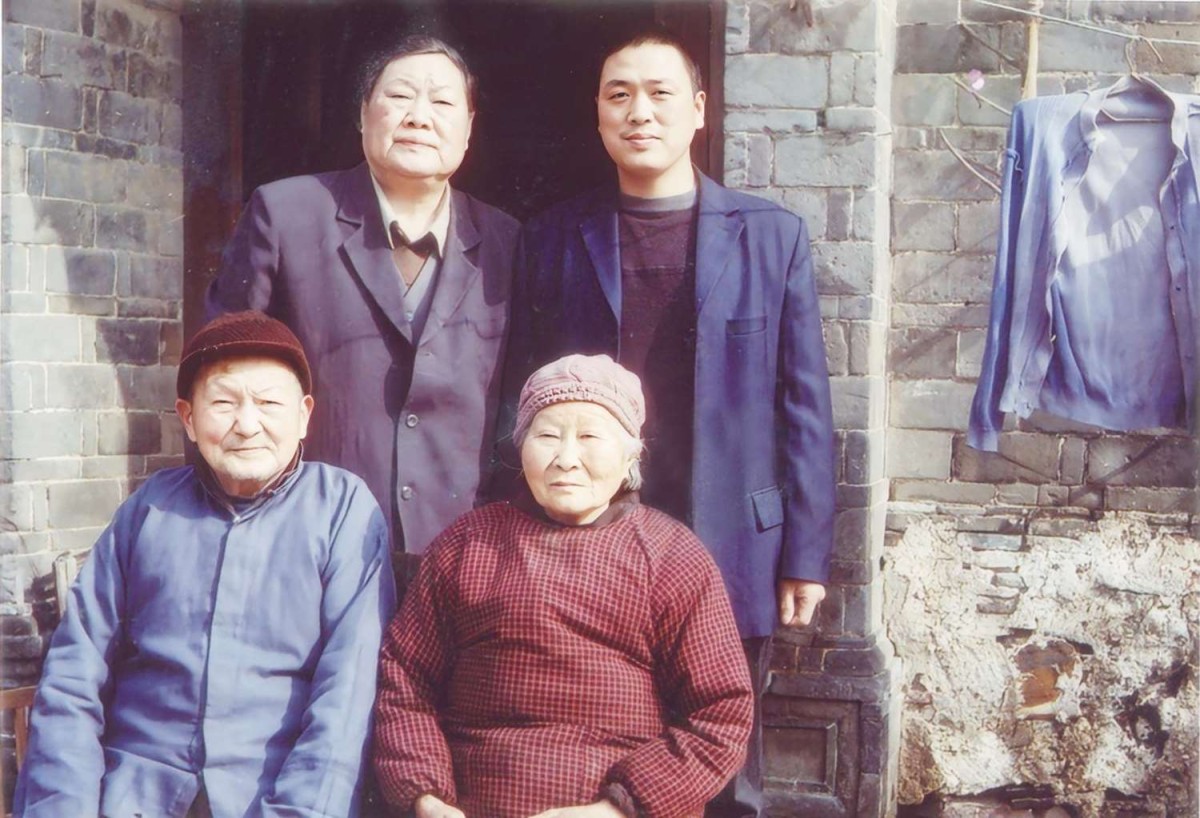 2010 年， 陶玉堂（前排左）、 包秀宝（前排右）夫妇与孙子陶松（后排右）、亲戚徐汝成 （后排左）在老宅前留影.jpg