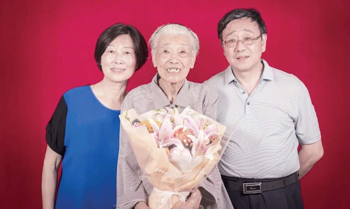 王蕴秋与大儿子王晓阳 、 大儿媳妇高泗阳在口述历史现场.jpg