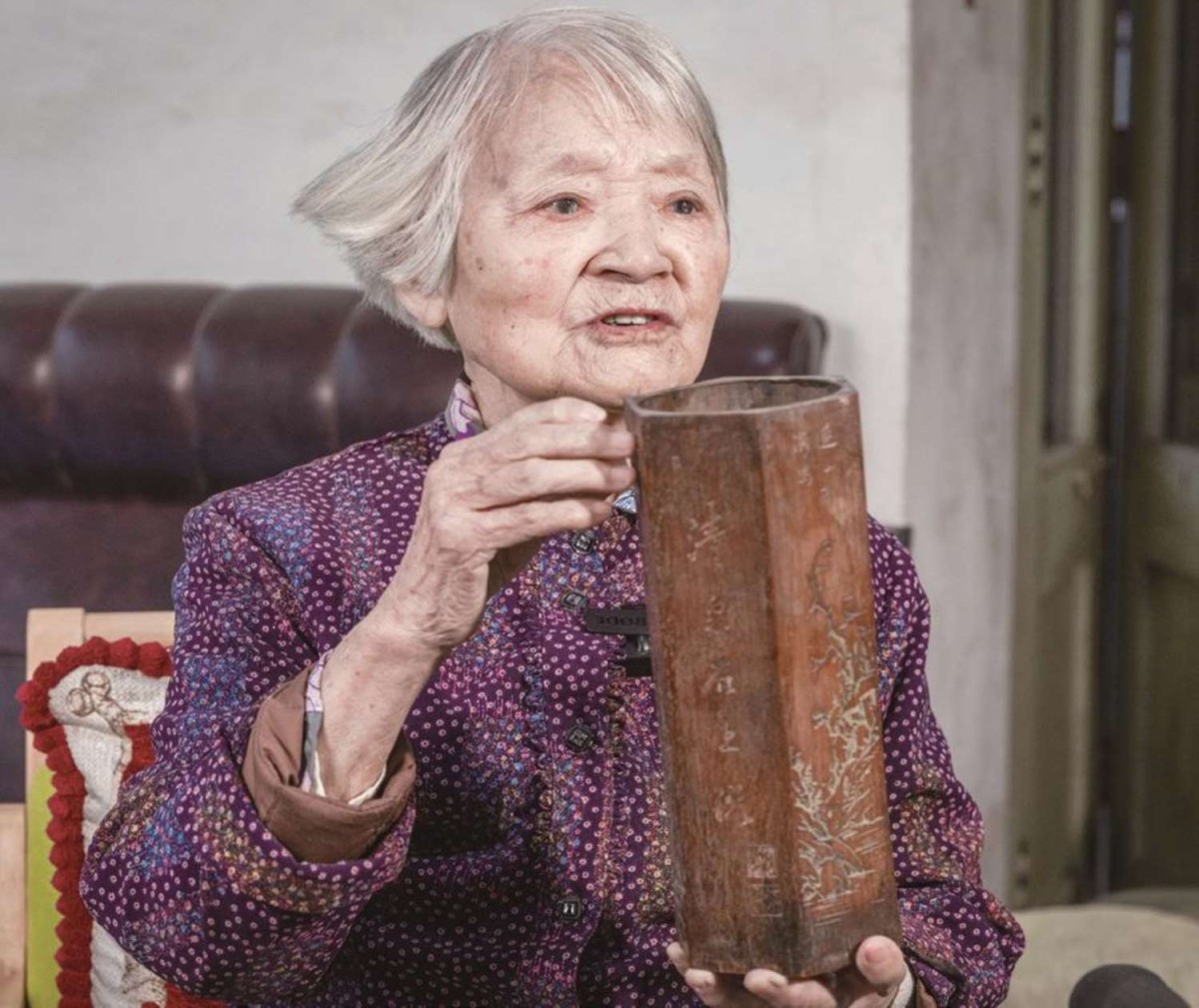 陈安人烈士遗留下亲手制作的一对笔筒。一只 刻有“池塘生春草”五个字，另一只刻有“我与梅 花有旧盟”七个字。另外，陈安人烈