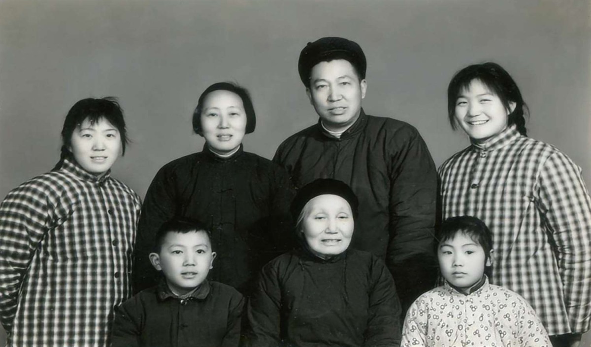 上世纪 70 年代,叶陆氏全家合影。前排左起:叶利民、叶陆氏、张叶,后排左起: 叶萍、叶宇新、叶瑞生、叶林.jpg