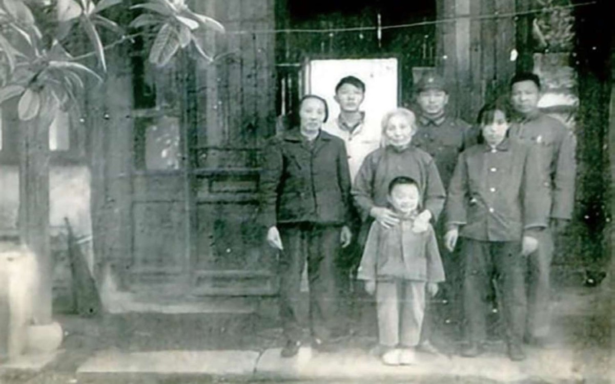 老宅前合影。前排: 雷海京, 第二排 左起:叶宇新、叶陆氏、叶宇珍,第三排 左起:叶利民、叶民、叶瑞生.jpg