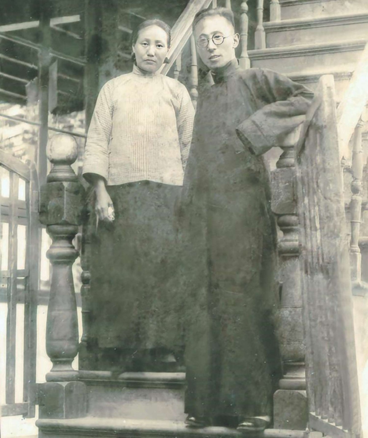 1936 年, 叶诚、叶陆氏夫妇在显华楼 (私立靖江图书馆).jpg