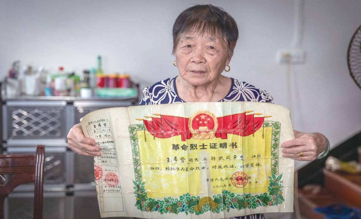 手捧父亲的“革命烈士证明书”，王兰芳百感交集.jpg