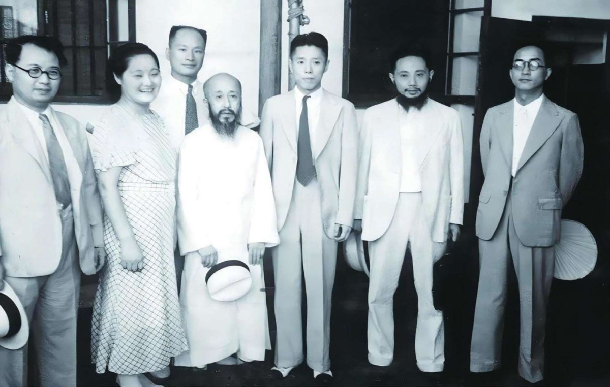 “七君子 ”出狱时的合照 。右一为邹韬奋.jpg