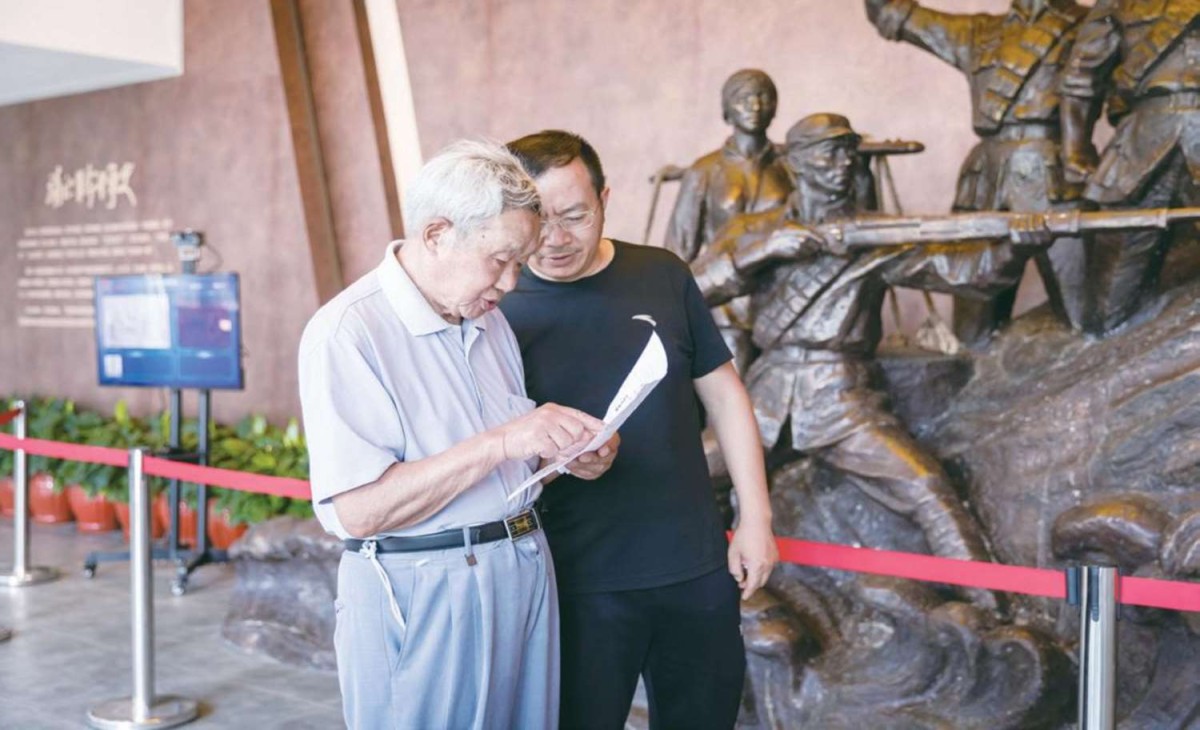 不顾暑热，徐汝明专程到弯腰沟 ，为采集团队指认历史旧址.jpg