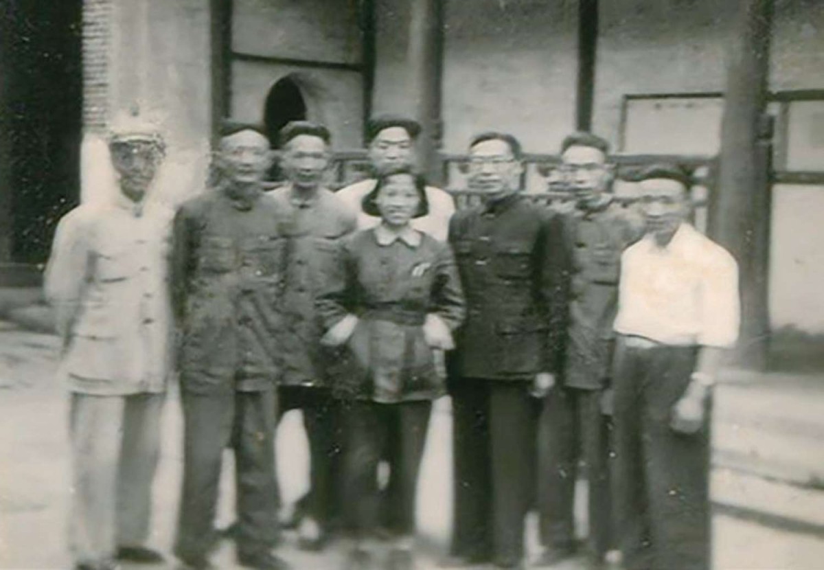 建国初 ，吴景陶（左一）、 张渤如（左二）、吴北 辰（左三）、 易彬（左四）等人合影.jpg