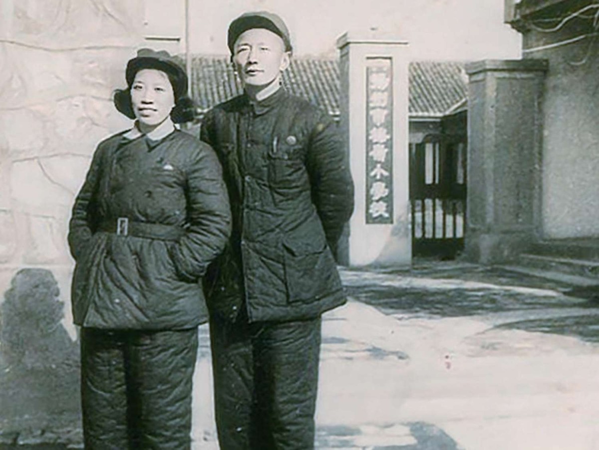 1951 年 11 月 25 日，张渤如、易彬新婚翌日留影。 摄于扬州市梅岭小学.jpg