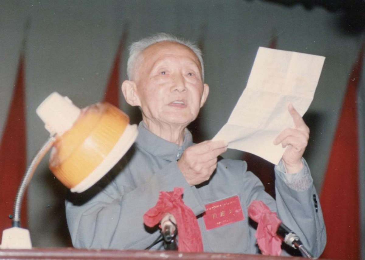 1991 年 10 月 16  日 ，张渤如在靖江中学 59 周年庆上讲话.jpg