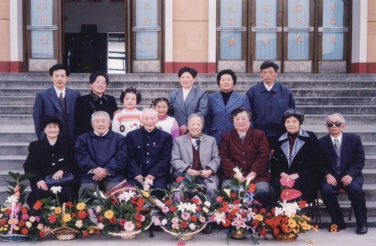 2000 年 4 月 8  日 ，张渤如（前排左三）90 寿辰.jpg