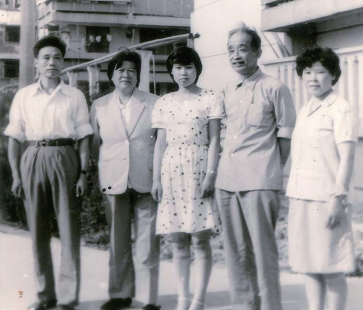 左起： 贾祥宝 、祝自莹 、 贾筠 、 贾成、 王静碧 ，于 80 年代初期.jpg