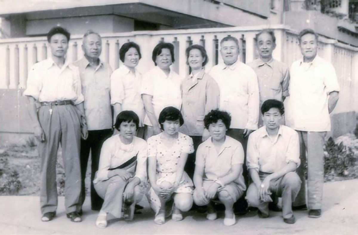 摄于上世纪 80 年代初期 ，前排左起： 贾  靖军（ 贾其中之女）、 贾筠（ 贾祥宝之女）、王  静碧（ 贾祥宝夫人）