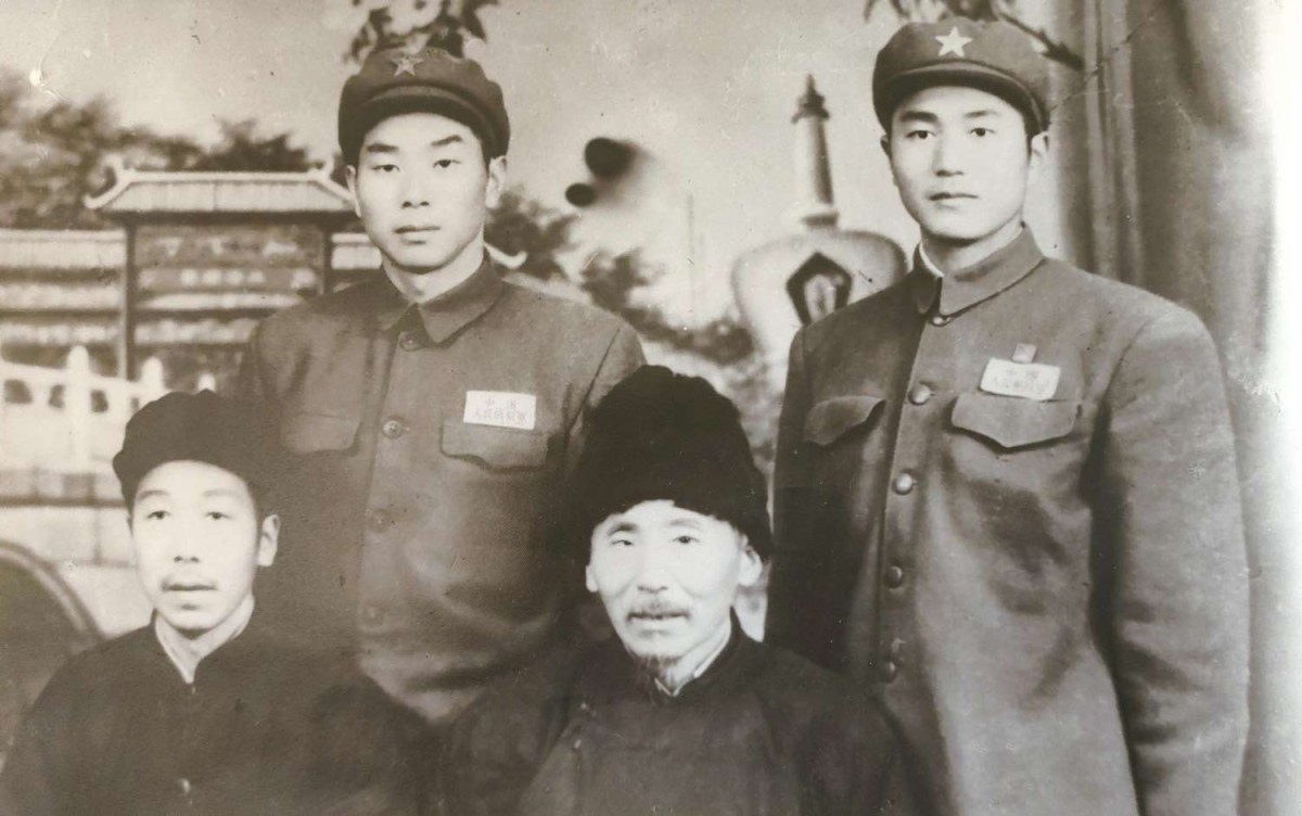 1954 年春于南京 ，前排左起： 贾其铨， 贾发波；后排左起： 贾其锐， 贾剑平.jpg