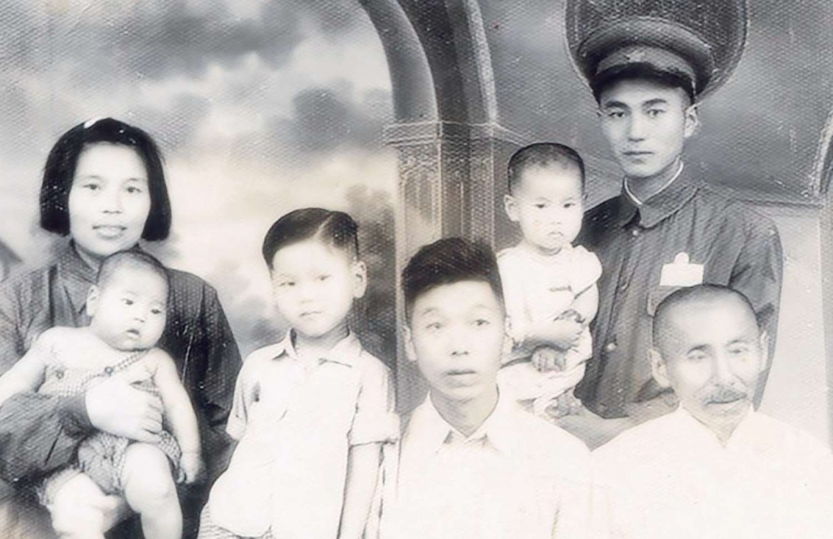 后排着制服者，左为里冰，右为贾剑平。前排坐者，左为贾其铨，右为贾发波。 时间为 1950 年，地点为泰州军分区.jpg