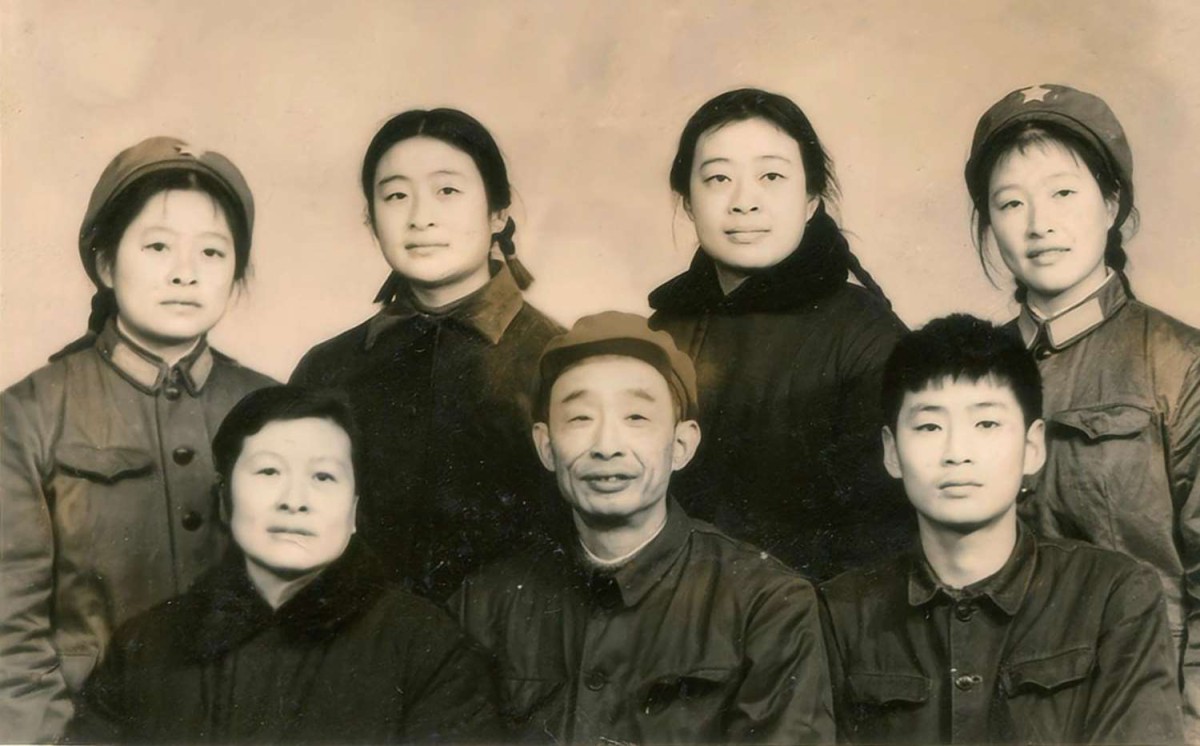 前排左起：祝自莹 、 贾成 、 贾跃红，后排左起： 贾蜀平 、 贾燕平 、 贾祝平 、 贾小平.jpg