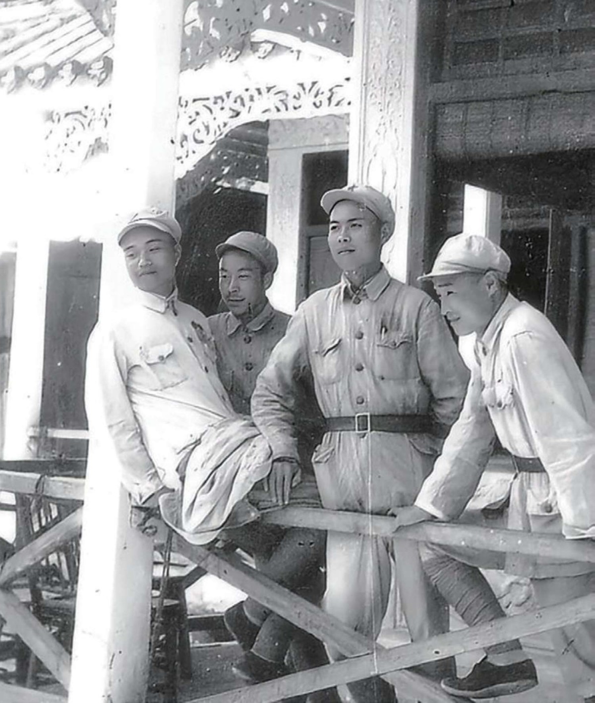 1950 年，时任陆军 86 师（兼厦门警备区） 军法处副处长的丁涟沄（右二）.jpg