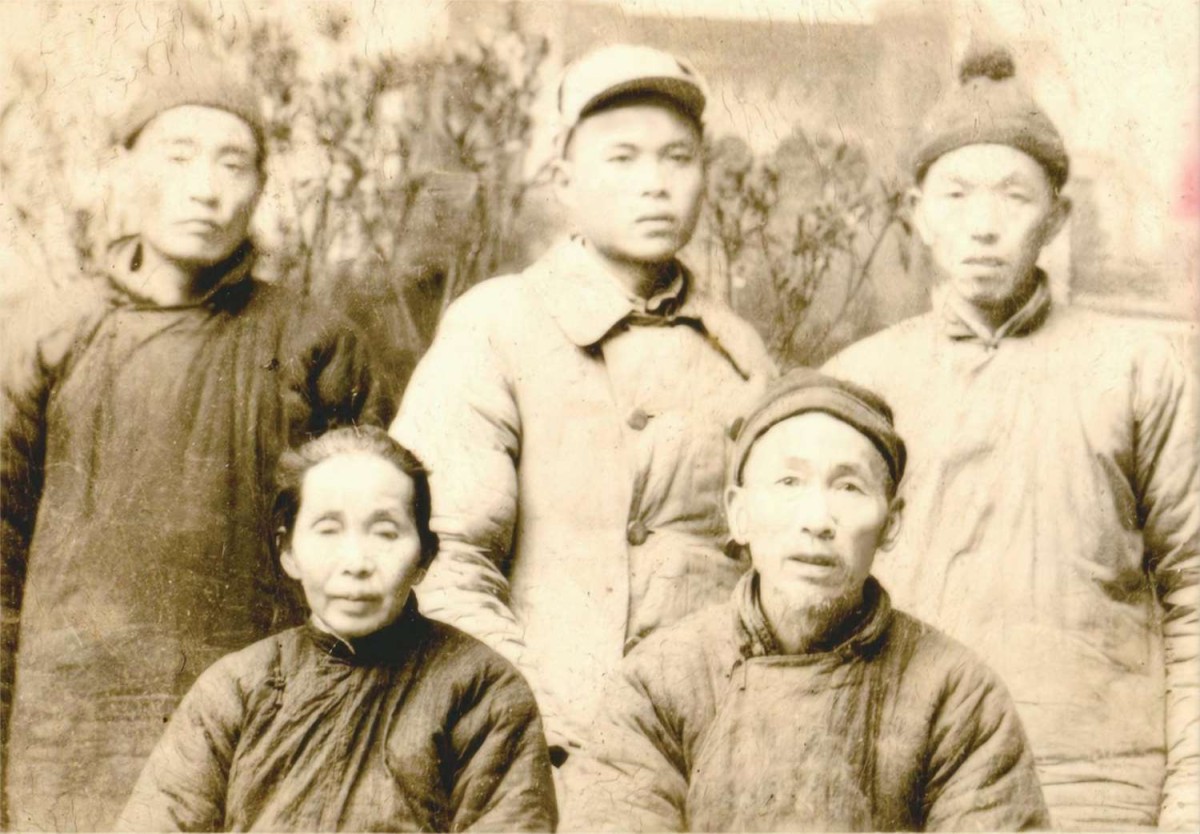 1949 年 3 月，解放军渡江战役之前，丁涟沄任三野 29 军 86 师 257 团保卫股长，部队集   结在靖江东南